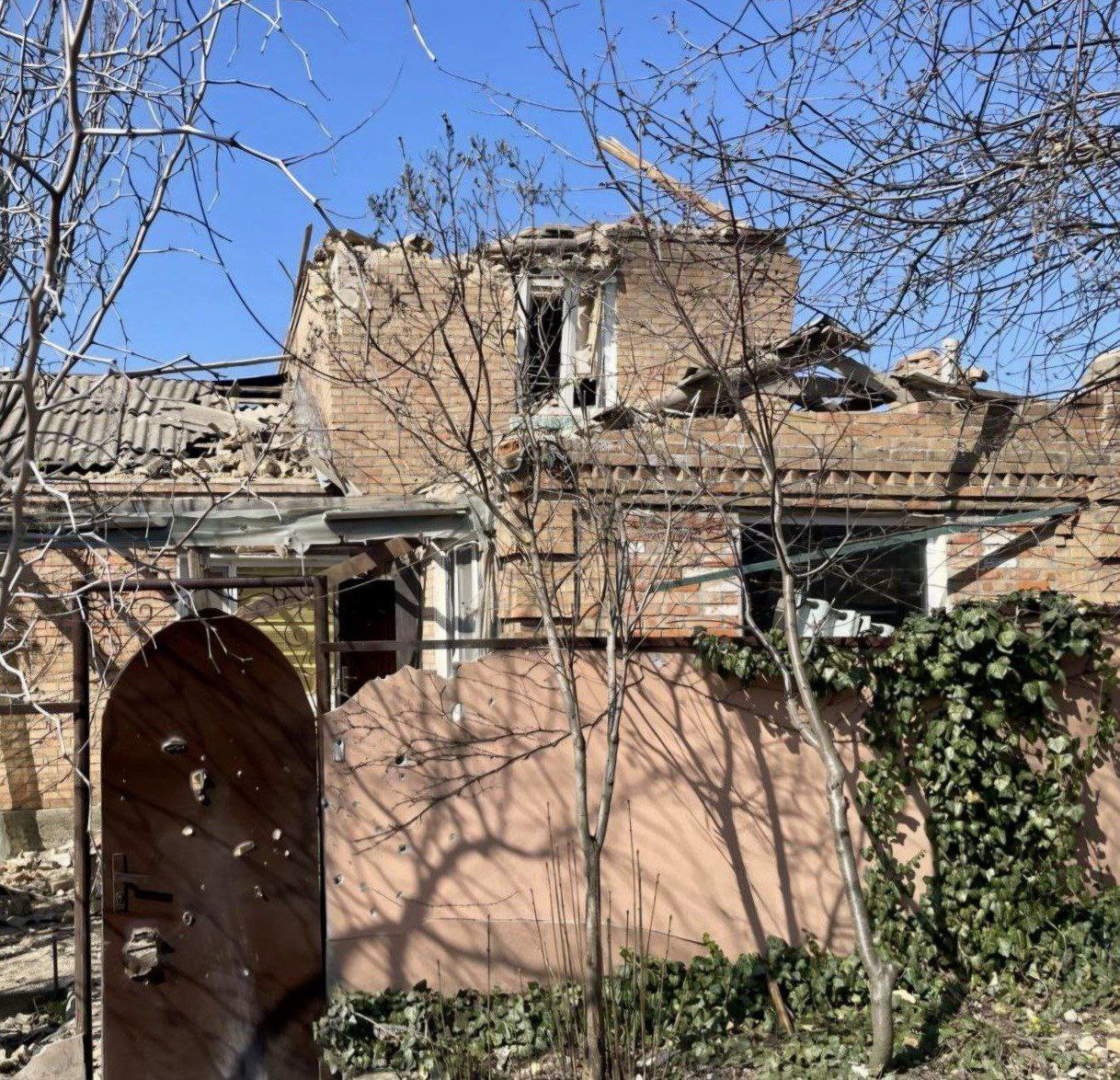 Четверо людей дістали поранень: ворог 20 разів атакував п'ять районів Дніпропетровщини безпілотниками, артилерією та авіабомбами - 15.03.2026