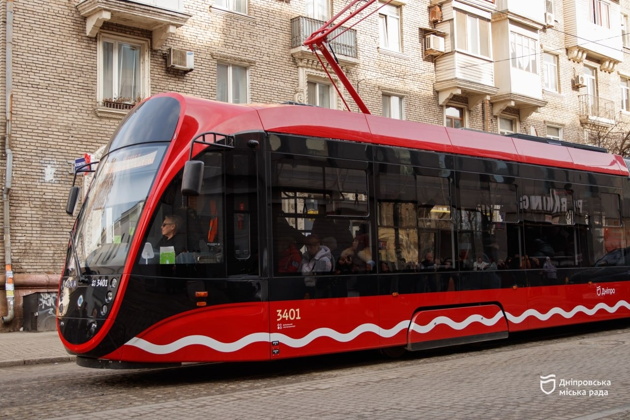 «Це дійсно дуже зручно, не завжди є з собою готівка, я постійно користуюся», — дніпрянин про переваги застосунку «єДніпро»