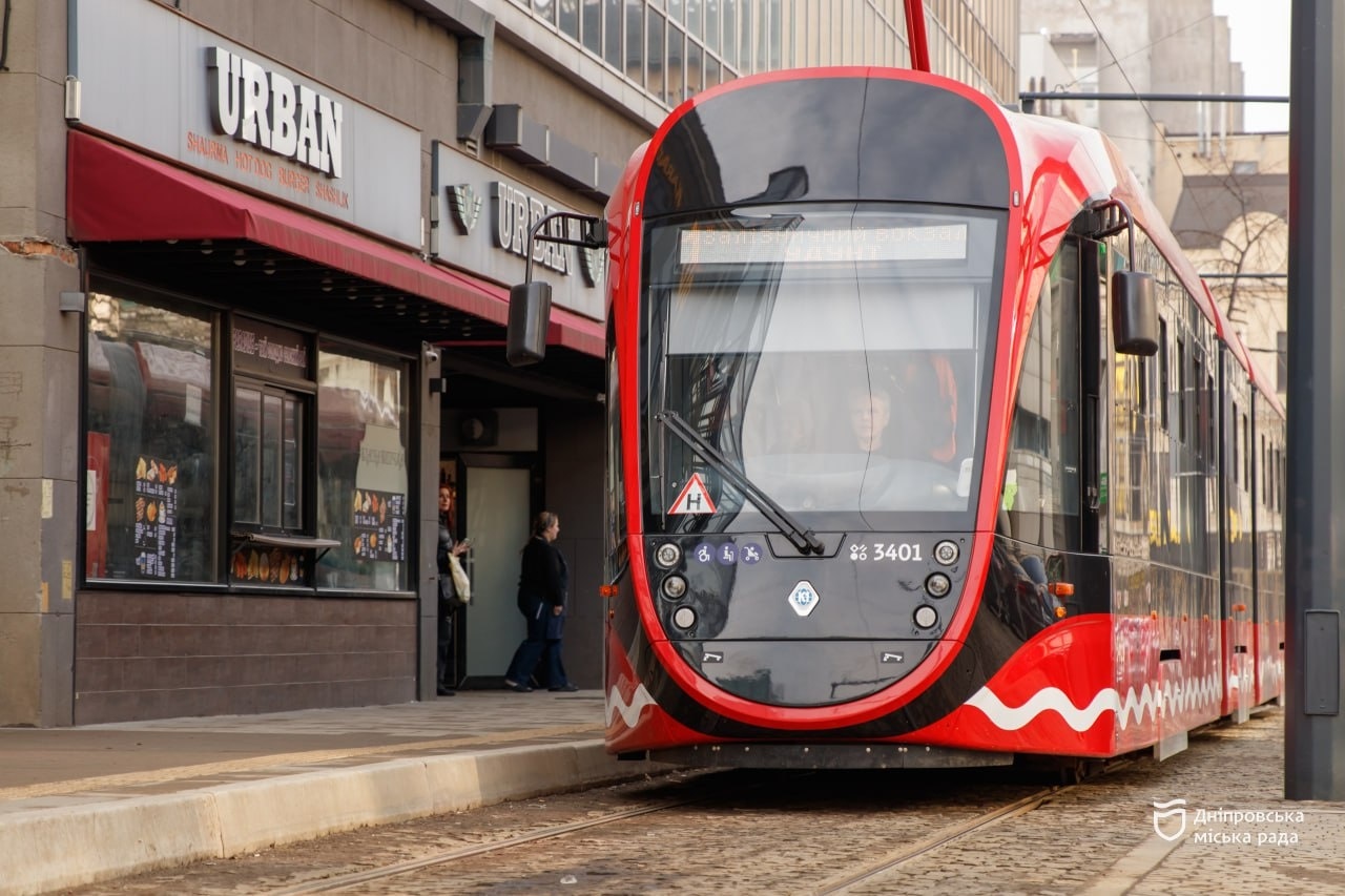 «Це дійсно дуже зручно, не завжди є з собою готівка, я постійно користуюся», — дніпрянин про переваги застосунку «єДніпро»