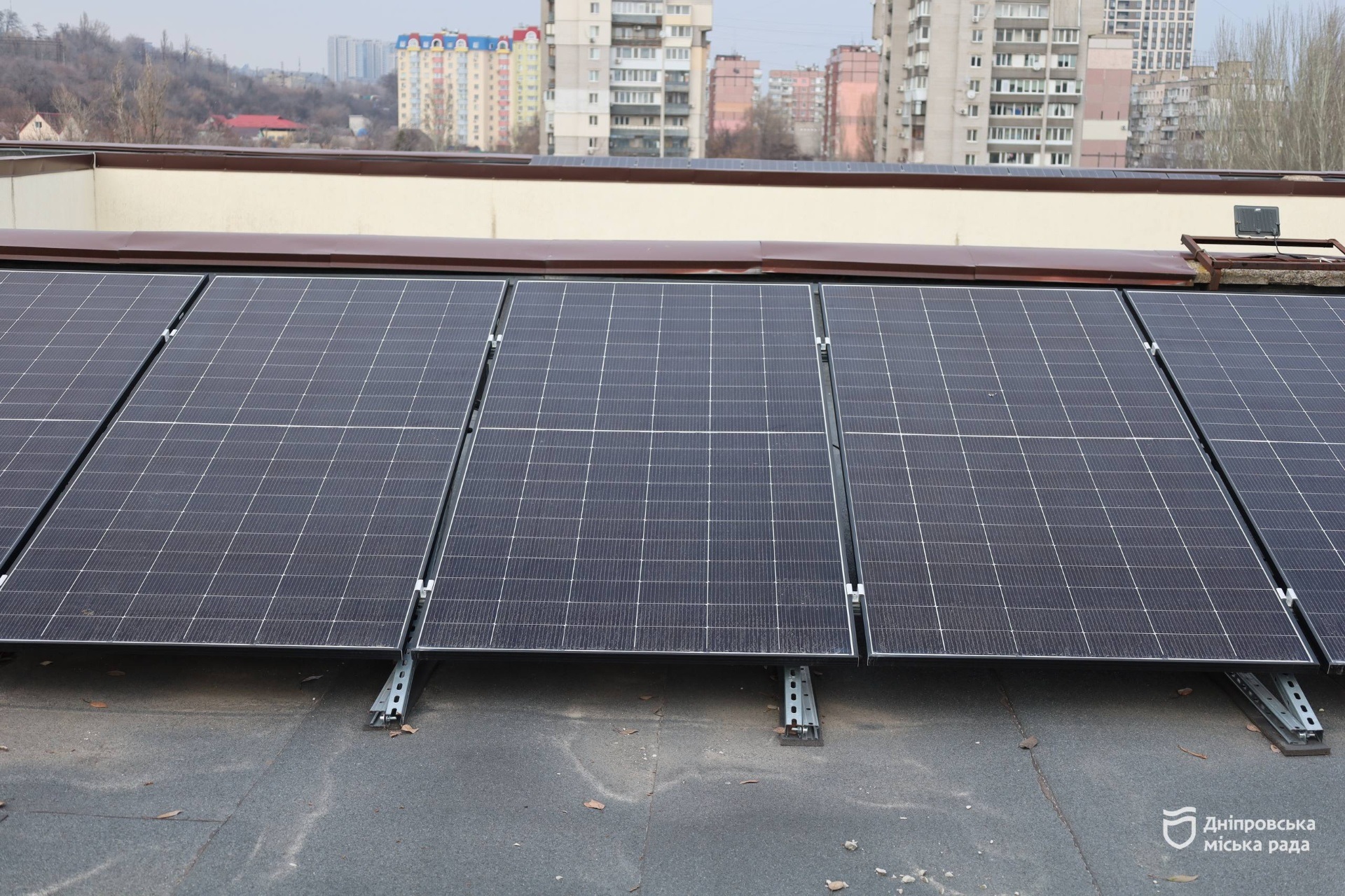 Шлях до енергонезалежності та економії ресурсів. У Дніпрі вже 127 закладів освіти оснащені сонячними електростанціями