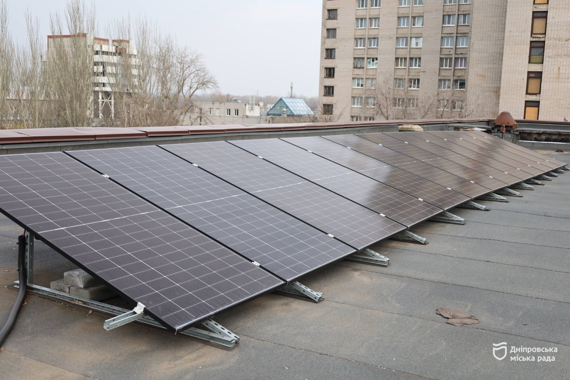 Шлях до енергонезалежності та економії ресурсів. У Дніпрі вже 127 закладів освіти оснащені сонячними електростанціями