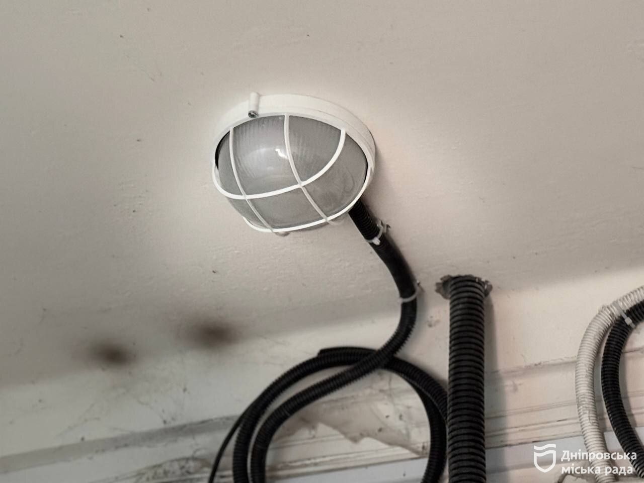 Стабільність та безпека: у Дніпрі модернізують внутрішні мережі у будинках комунальної власності