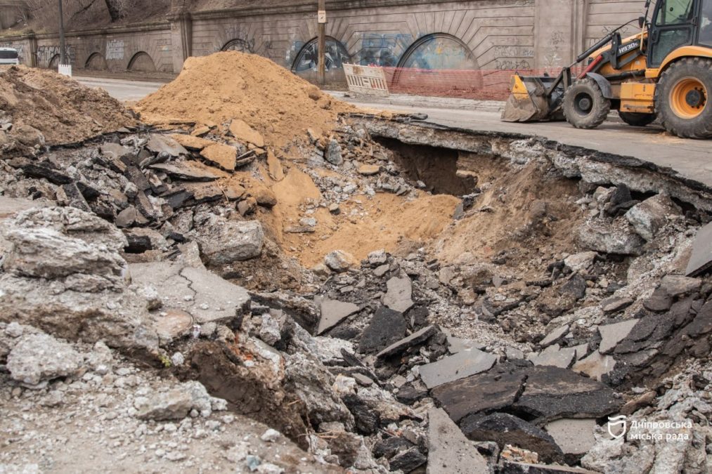 У Дніпрі ліквідовують провалля на вул. Пастера - 04.03.2026