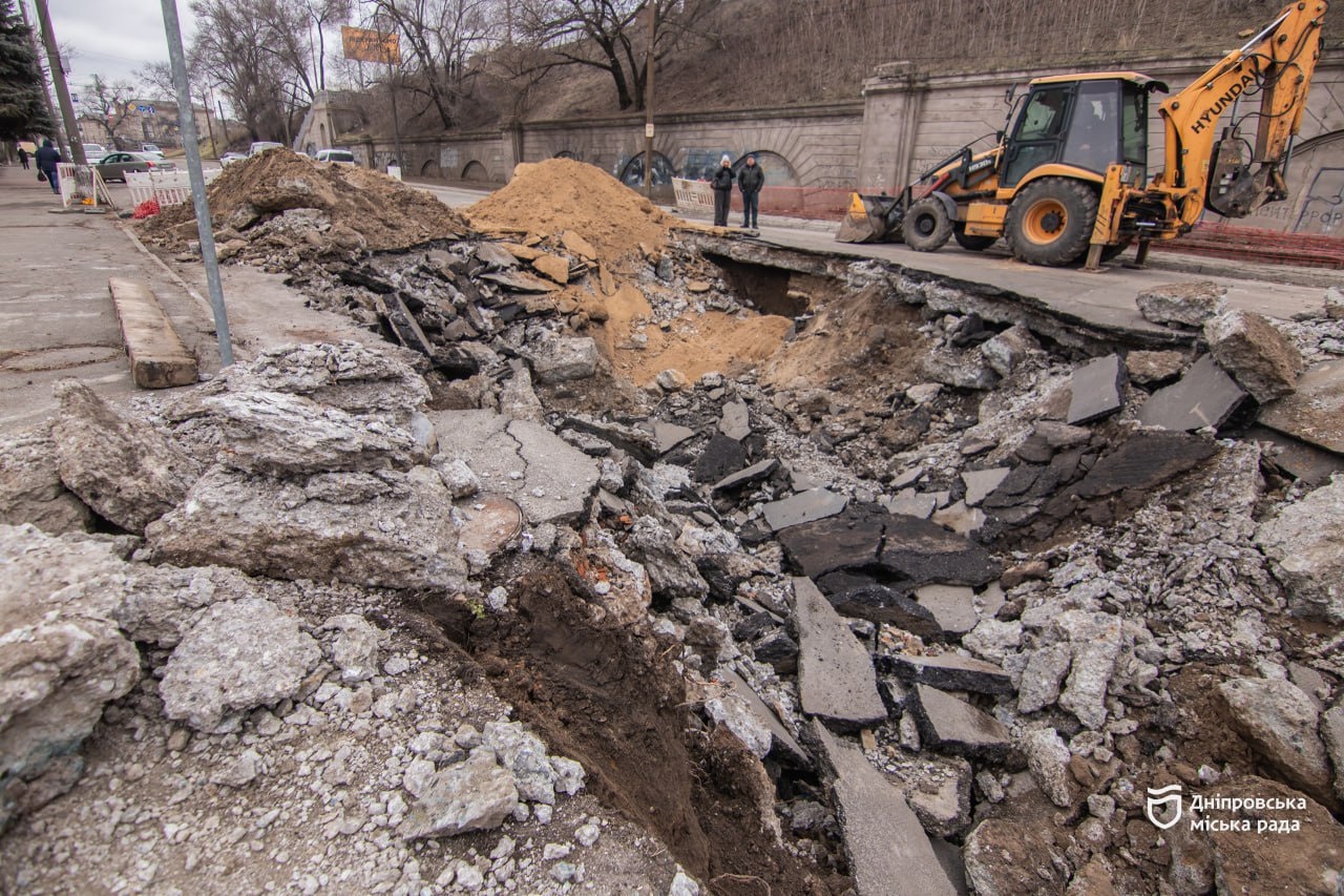 У Дніпрі ліквідовують провалля на вул. Пастера - 04.03.2026