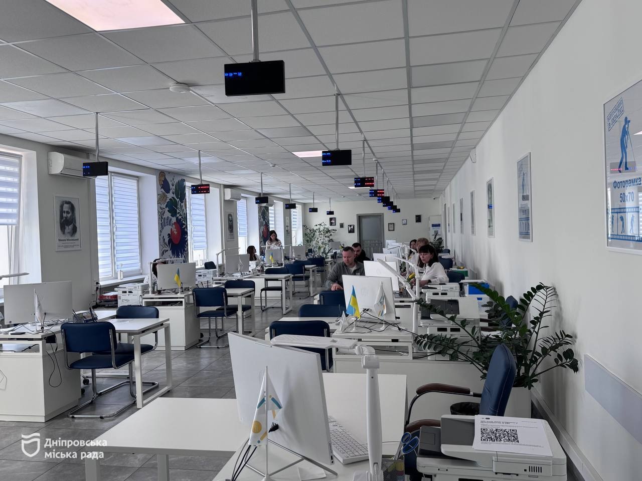 Сонячні панелі, батареї та генератори. «Прозорий офіс» у Дніпрі став енергонезалежним