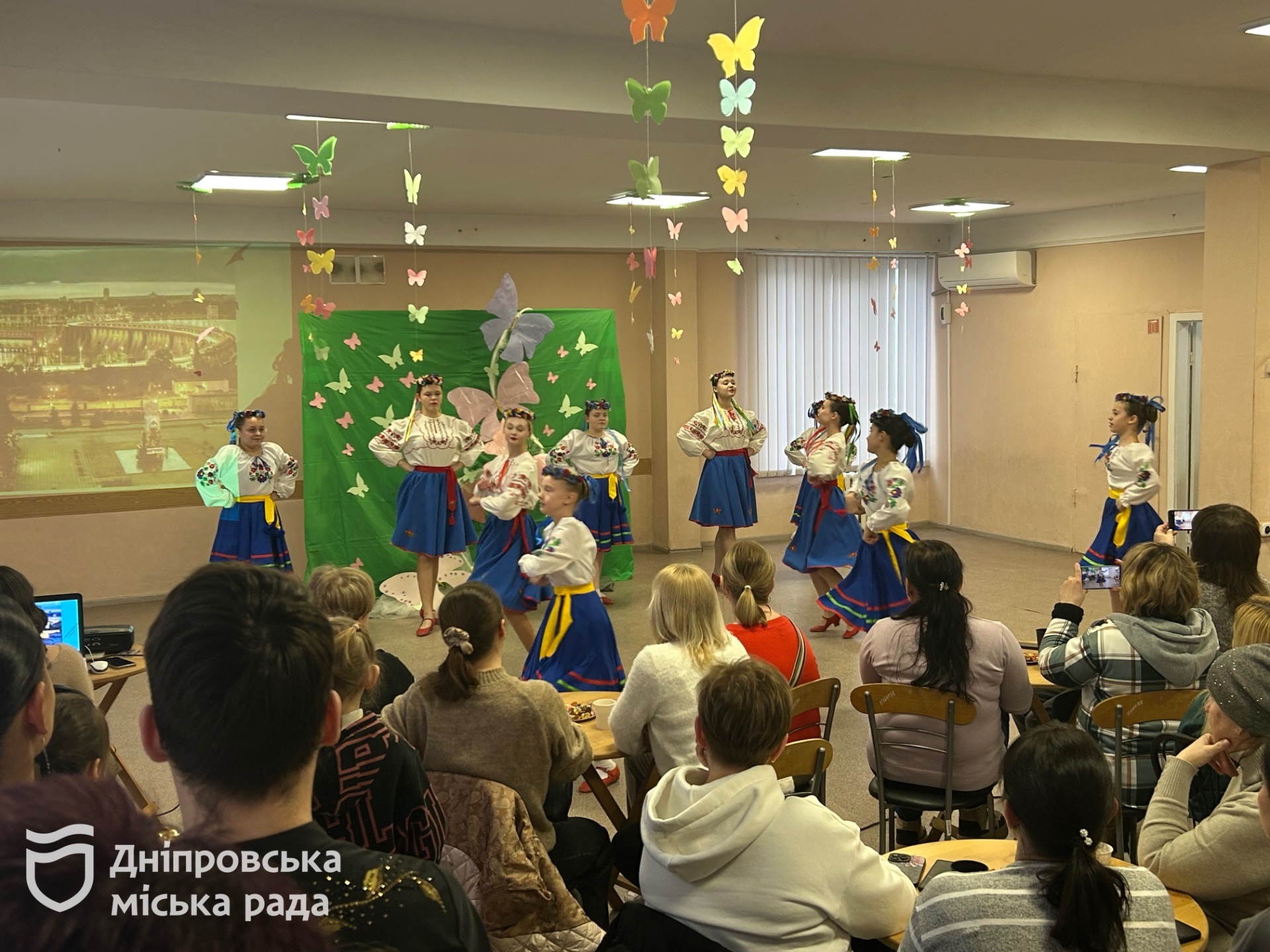 Концерт, майстер-класи та фотозони: у Дніпрі влаштували свято для жінок родин військових