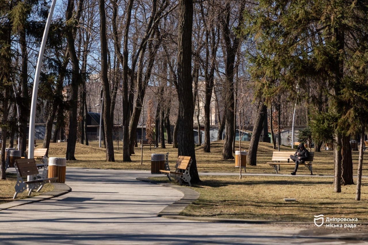 У Дніпрі у парку Писаржевського тривають роботи з догляду за газонами та деревами - 11.03.2026