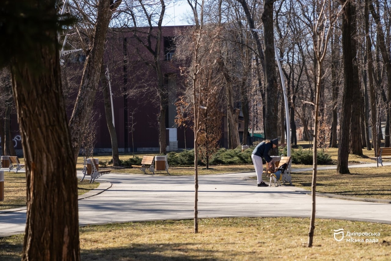 У Дніпрі у парку Писаржевського тривають роботи з догляду за газонами та деревами - 11.03.2026