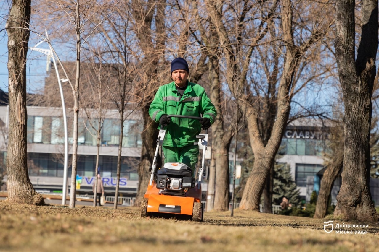 У Дніпрі у парку Писаржевського тривають роботи з догляду за газонами та деревами - 11.03.2026