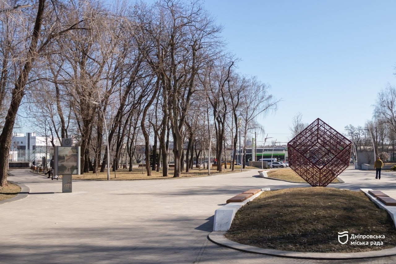 У Дніпрі у парку Писаржевського тривають роботи з догляду за газонами та деревами - 11.03.2026