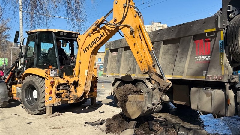 У Дніпрі ліквідовують масштабну аварію на водоводі діаметром 500 мм