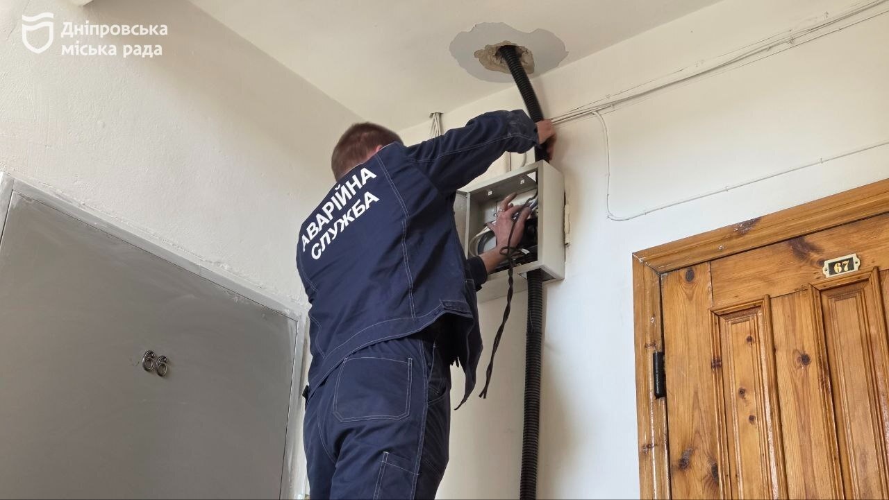 Задля безпеки у Дніпрі системно оновлюють електромережі в житлових будинках
