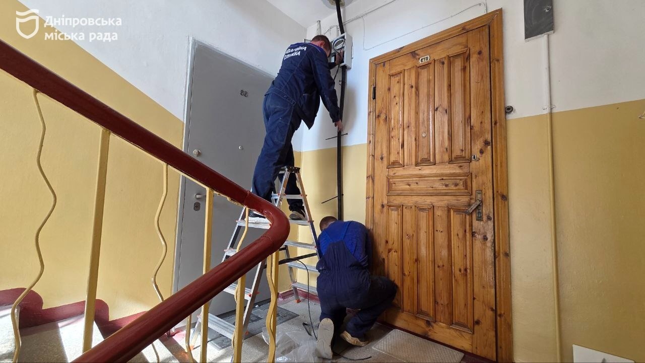 Задля безпеки у Дніпрі системно оновлюють електромережі в житлових будинках