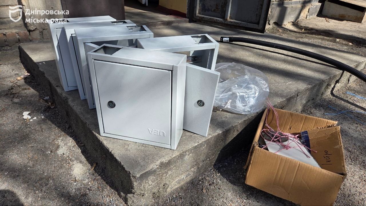 Задля безпеки у Дніпрі системно оновлюють електромережі в житлових будинках