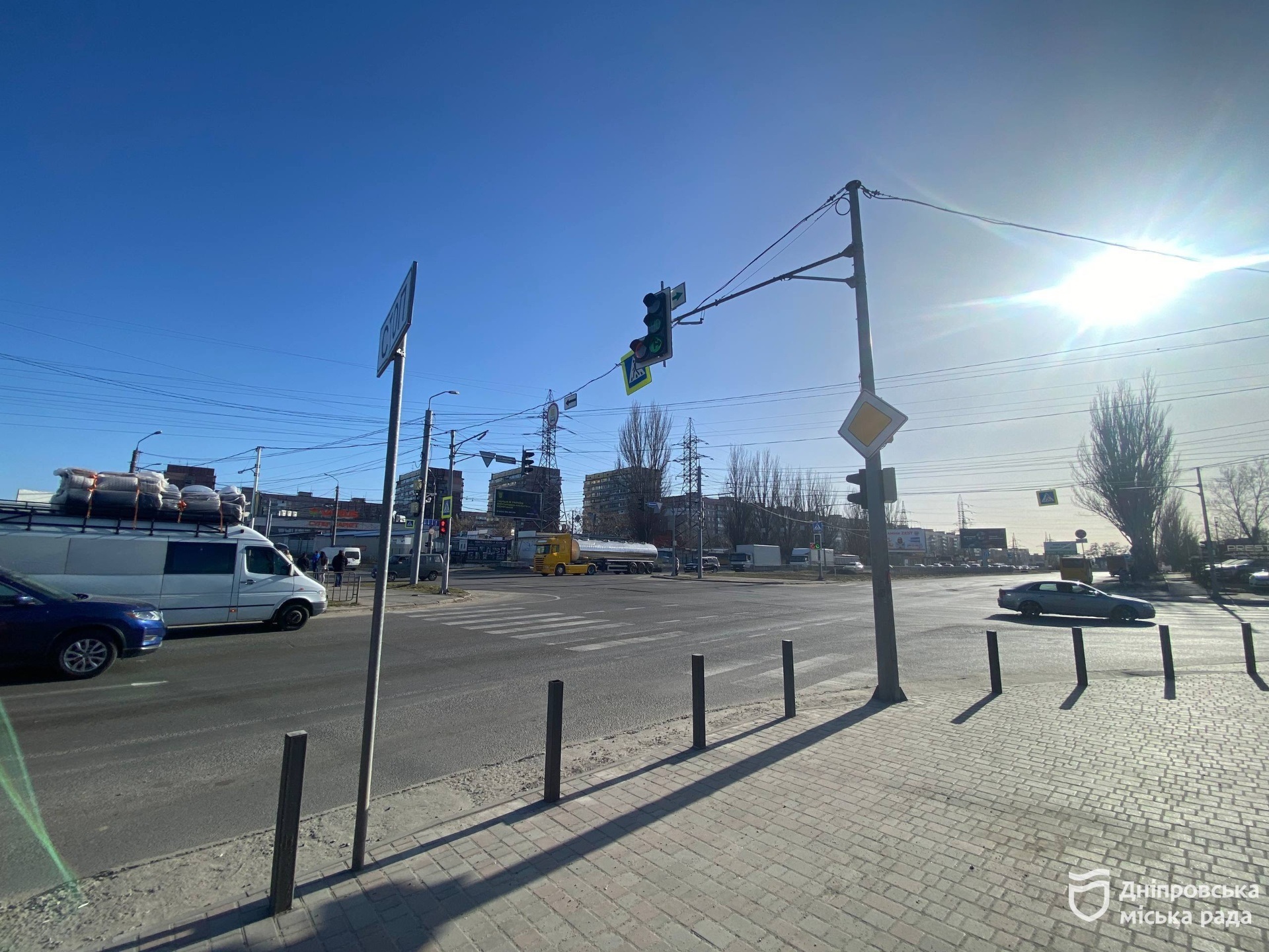 У Дніпрі на перехресті Донецького шосе та вул. Березинської встановили додаткові світлофорні секції - 12.03.2026