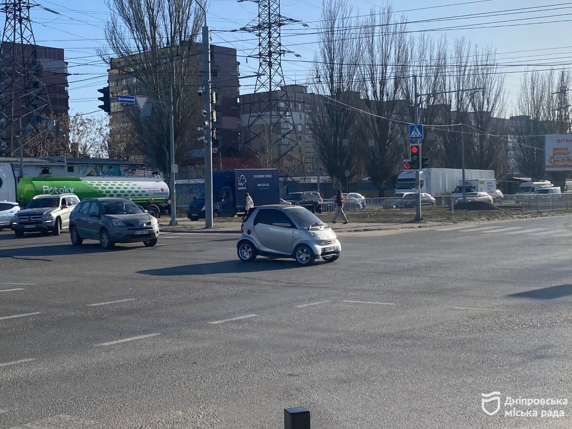У Дніпрі на перехресті Донецького шосе та вул. Березинської встановили додаткові світлофорні секції - 12.03.2026