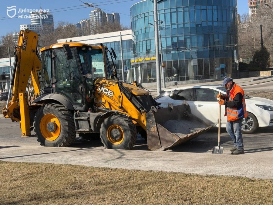 У Дніпрі прибирають дороги від залишків піщано-соляної суміші - 13.03.2026