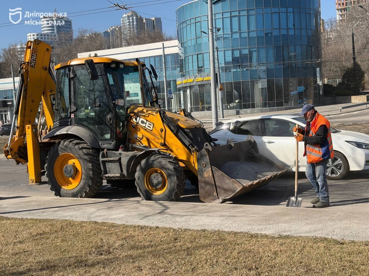 У Дніпрі прибирають дороги від залишків піщано-соляної суміші - 13.03.2026