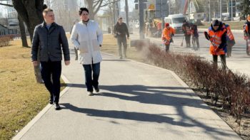 У Дніпрі прибирають дороги від залишків піщано-соляної суміші - 13.03.2026