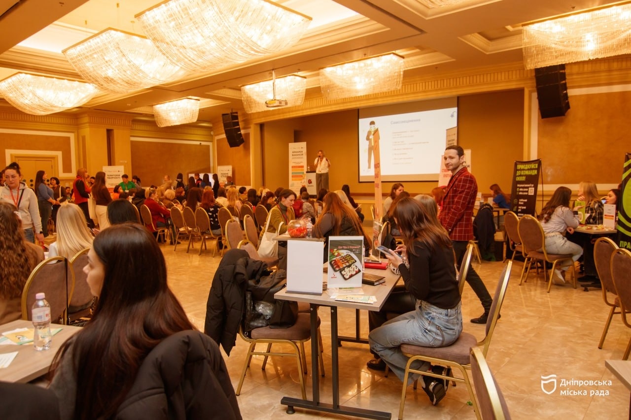 У Дніпрі пройшов ярмарок вакансій для жінок. 20 компаній-роботодавців пропонують працевлаштування - 15.03.2026