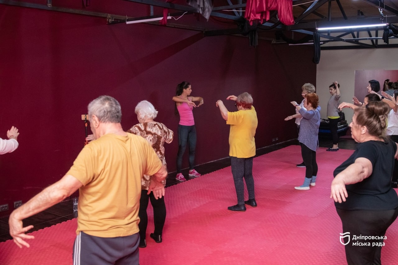 У Дніпрі для учасників Університету третього віку проводять заняття з ранкового фітнесу