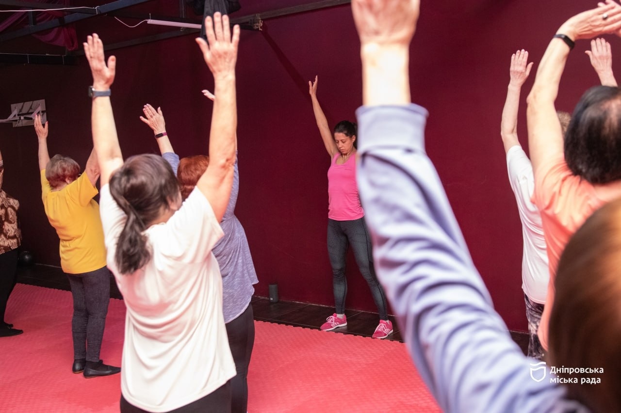 У Дніпрі для учасників Університету третього віку проводять заняття з ранкового фітнесу