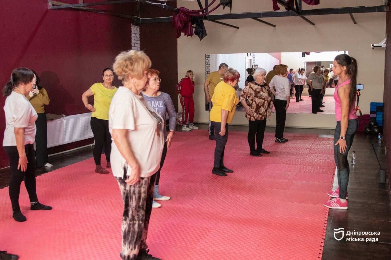 У Дніпрі для учасників Університету третього віку проводять заняття з ранкового фітнесу