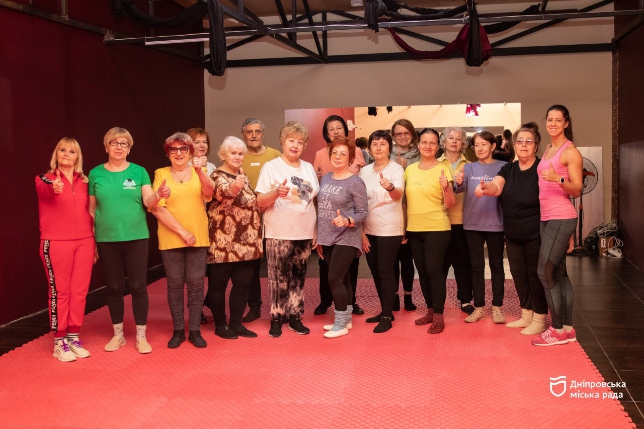 У Дніпрі для учасників Університету третього віку проводять заняття з ранкового фітнесу