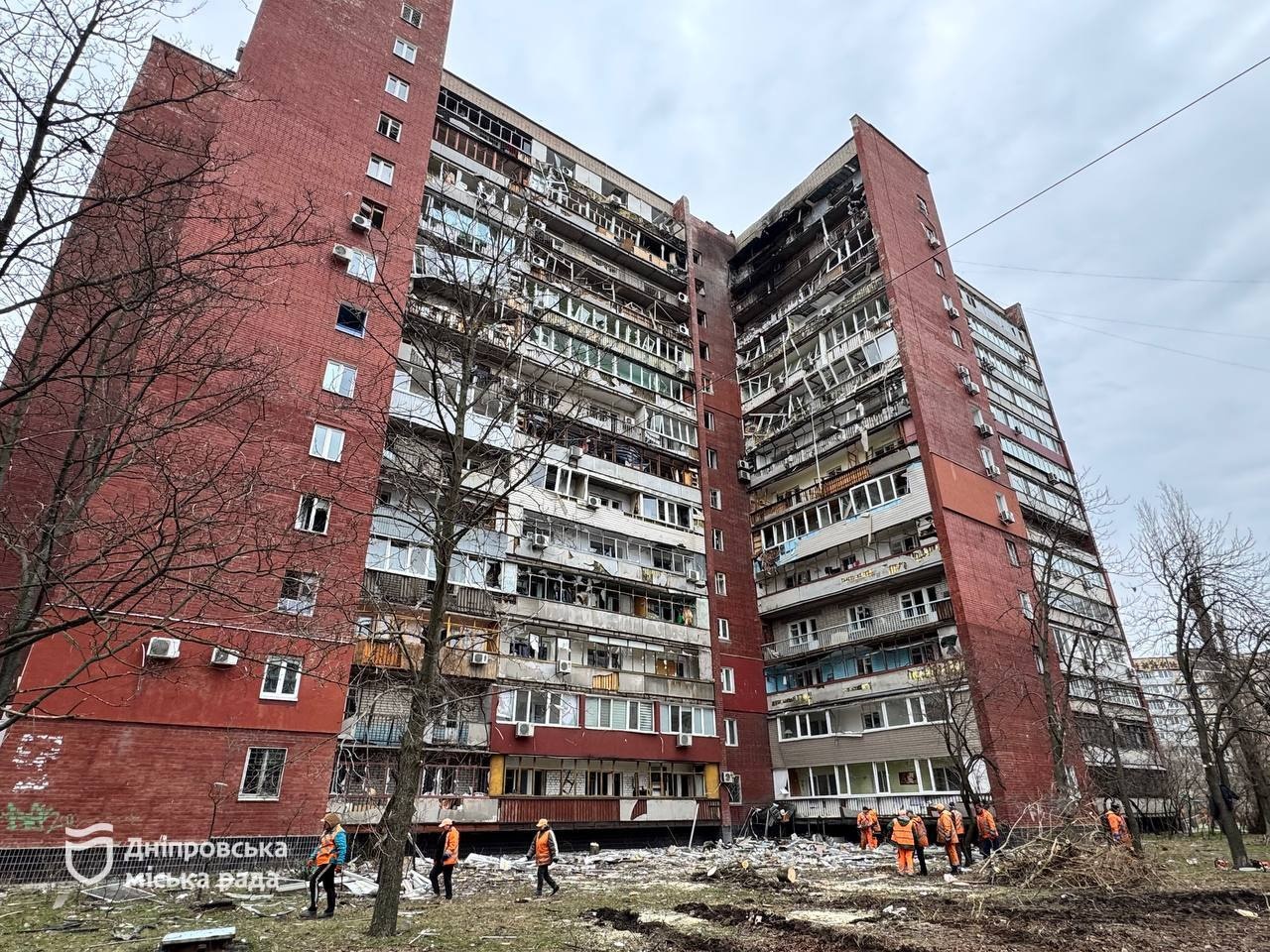 Дніпро ліквідовує наслідки чергового ворожу обстрілу. Усім постраждалим допомагають відповідні служби - 24.03.2026