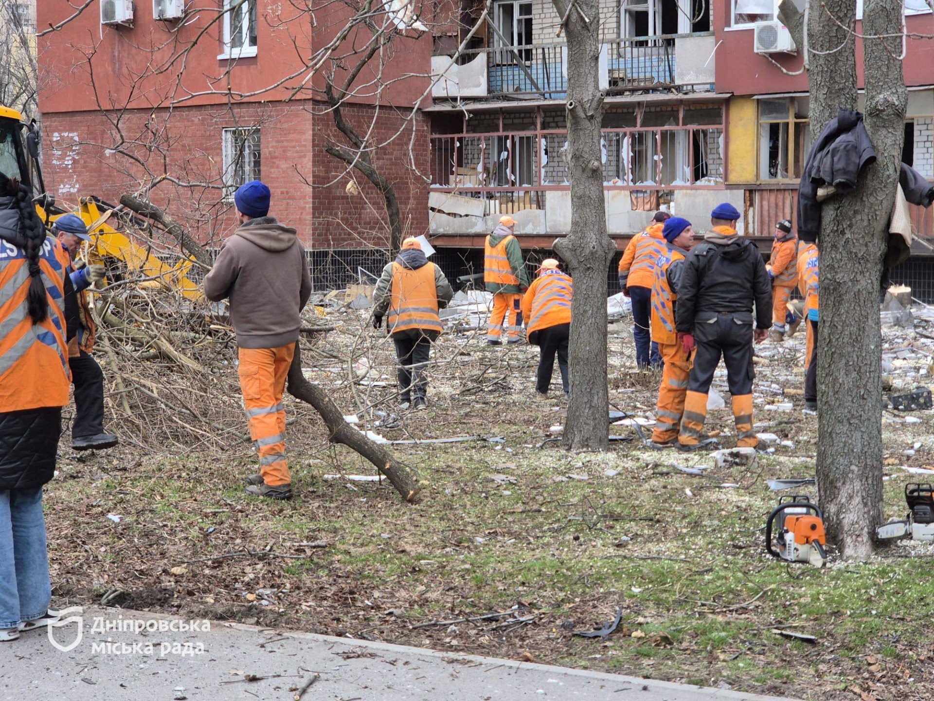 Дніпро ліквідовує наслідки чергового ворожу обстрілу. Усім постраждалим допомагають відповідні служби - 24.03.2026