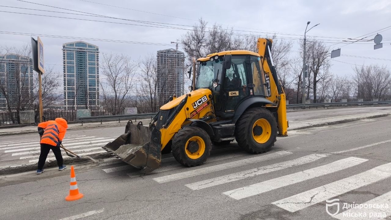 У Дніпрі триває масштабне прибирання автошляхів після зими