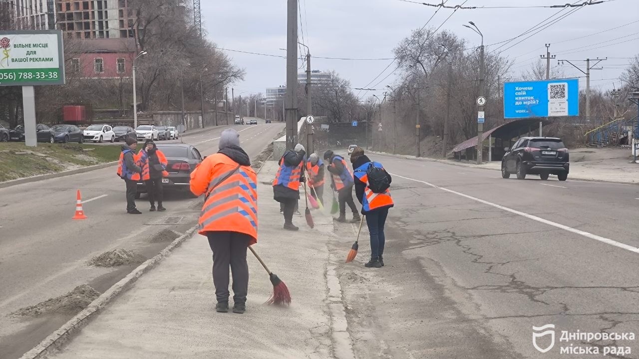 У Дніпрі триває масштабне прибирання автошляхів після зими