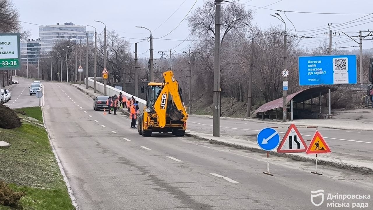 У Дніпрі триває масштабне прибирання автошляхів після зими