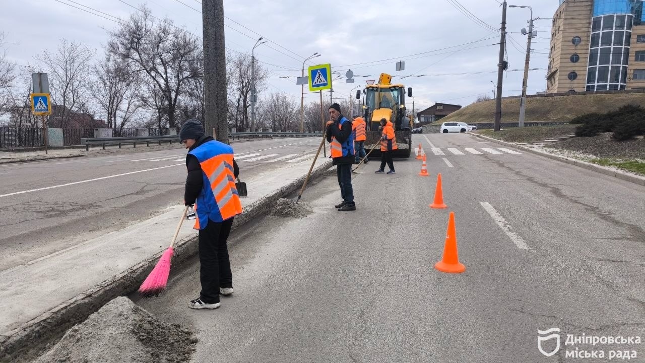 У Дніпрі триває масштабне прибирання автошляхів після зими