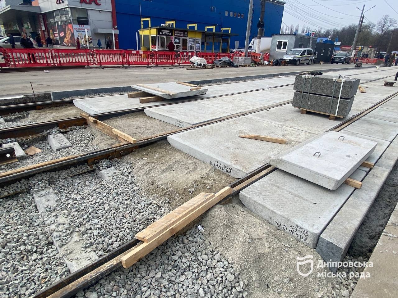 З дотриманням вимог безбар’єрності та благоустроєм прилеглих вулиць. У Дніпрі комплексно ремонтують трамвайні колії