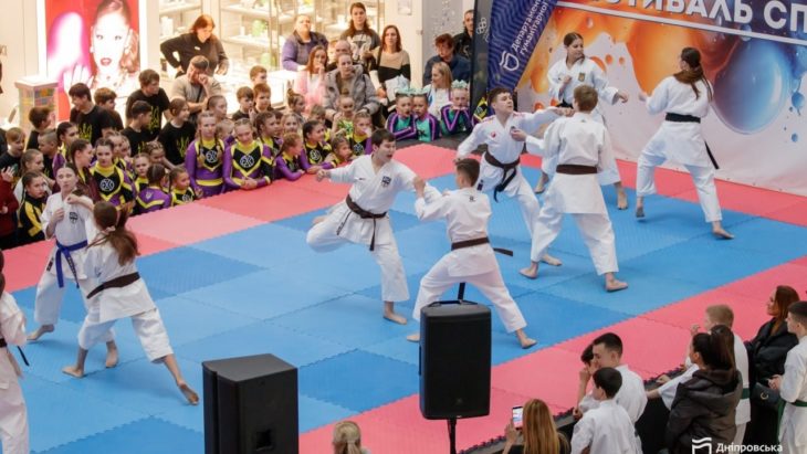 Діти виступають на фестивалі спорту в Дніпрі