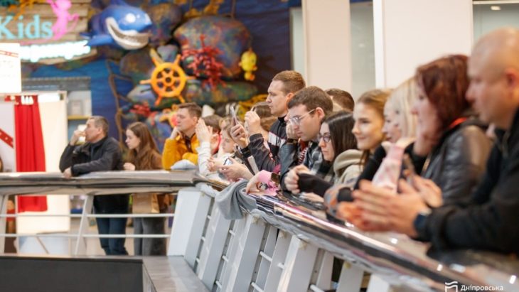 Діти виступають на фестивалі спорту в Дніпрі