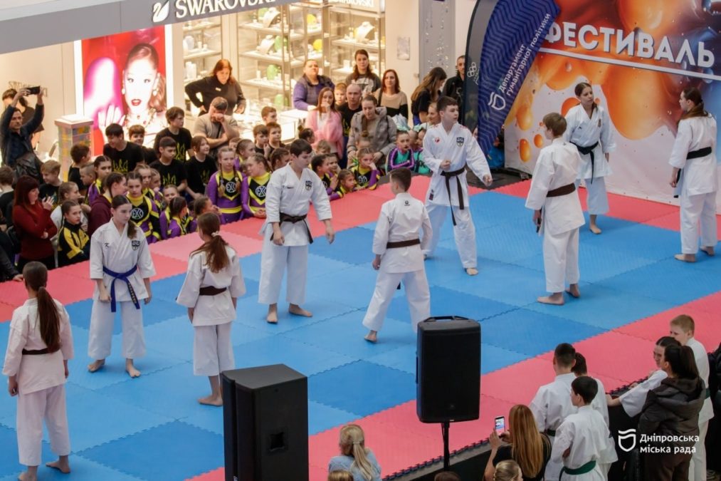 Діти виступають на фестивалі спорту в Дніпрі