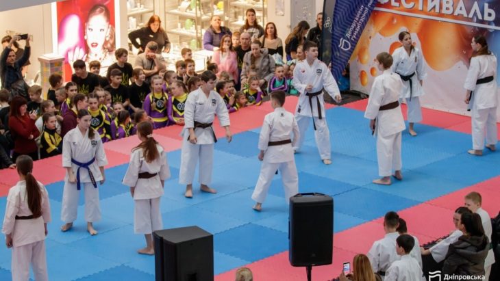 Діти виступають на фестивалі спорту в Дніпрі