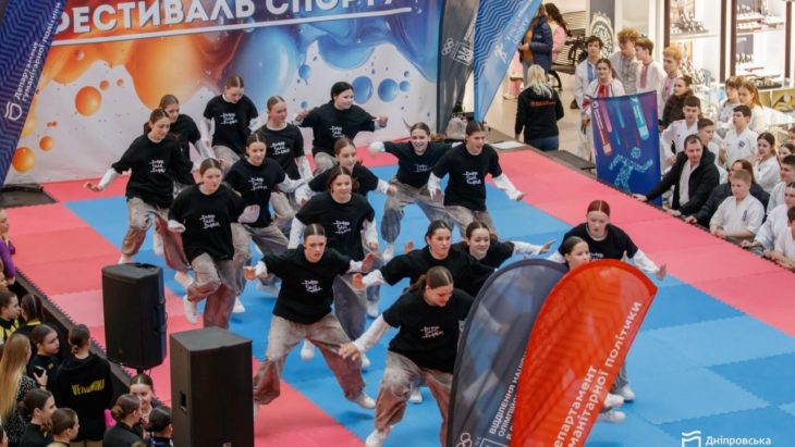 Діти виступають на фестивалі спорту в Дніпрі