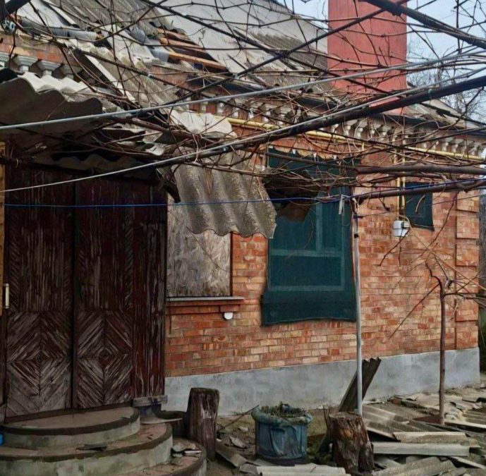 Дніпро та область під обстрілами: поранена жінка, пошкоджені будинки та гімназія