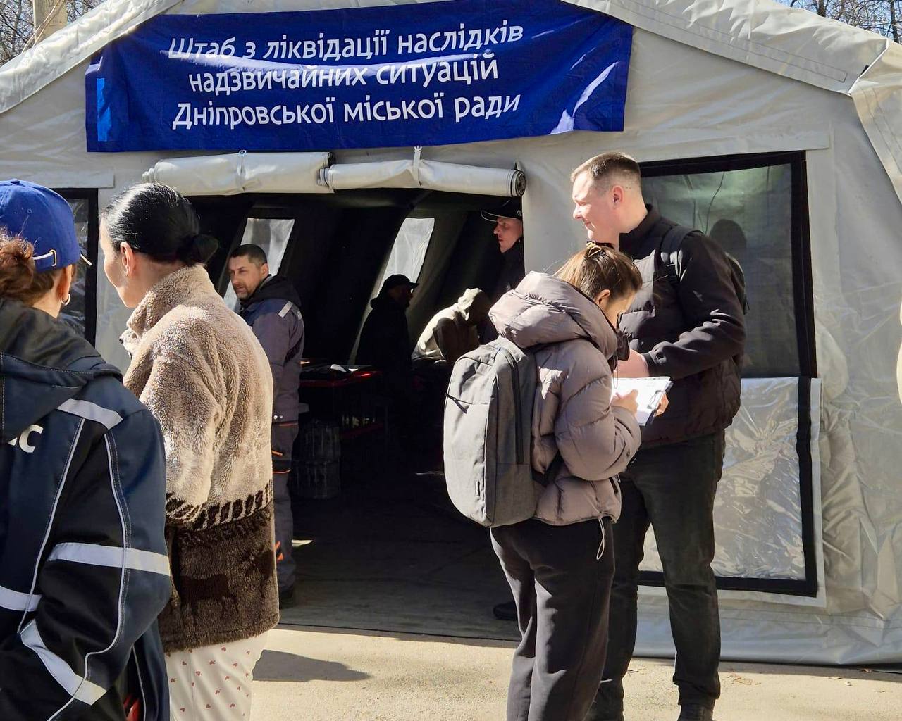 Від ранку на місцях ворожих ударів продовжують працювати близько сотні комунальників та важка спецтехніка, — Борис Філатов