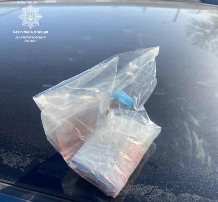 Занервував при перевірці: у Дніпрі зупинили авто з імовірними наркотиками