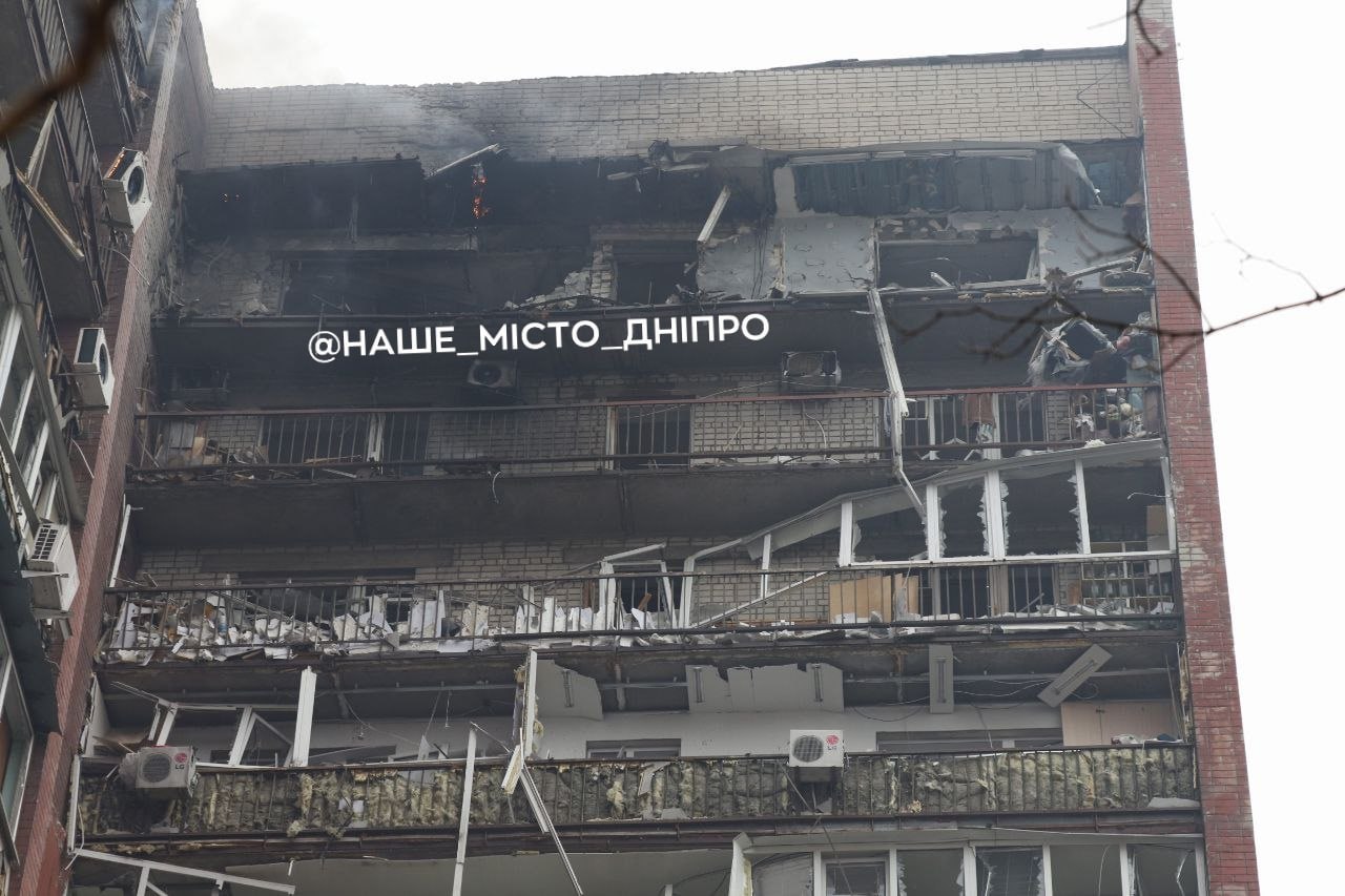 рф атакувала Дніпро: пошкоджена багатоповерхівка, виникла пожежа