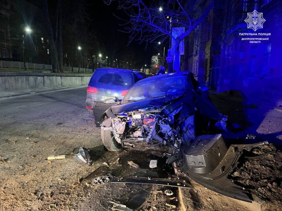 У Дніпрі 17-річний водій на Tesla врізався в будівлю та авто