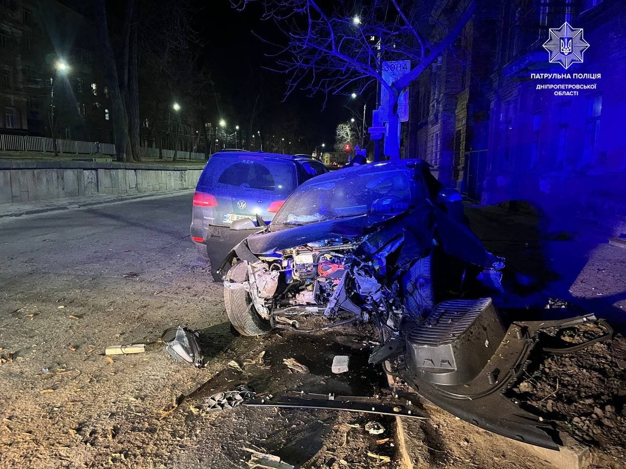 У Дніпрі 17-річний водій на Tesla врізався в будівлю та авто