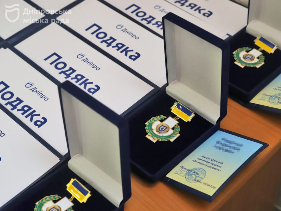 У Дніпрі під час сесії традиційно нагородили медичних працівників