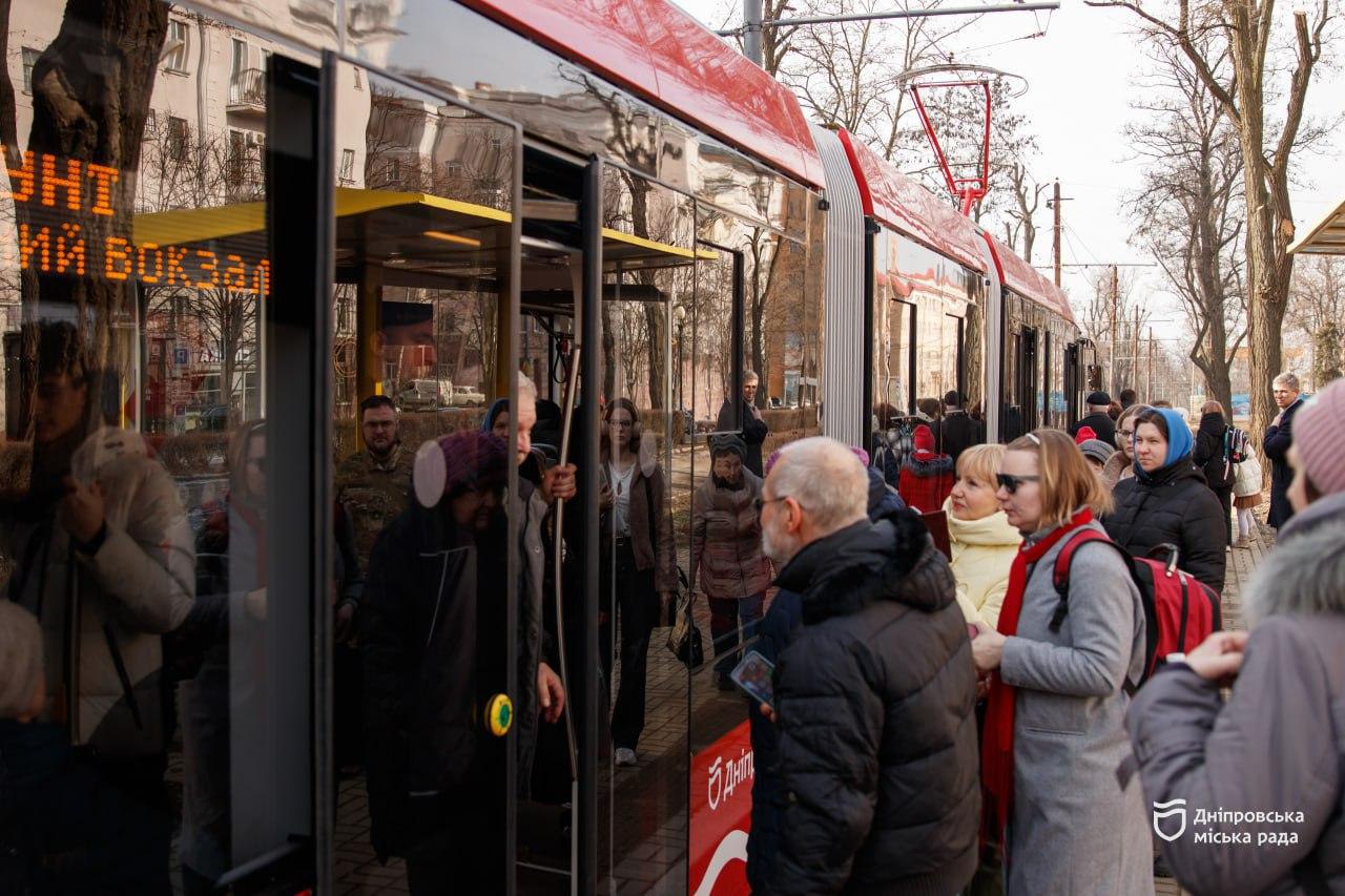 «Це дійсно дуже зручно, не завжди є з собою готівка, я постійно користуюся», — дніпрянин про переваги застосунку «єДніпро»