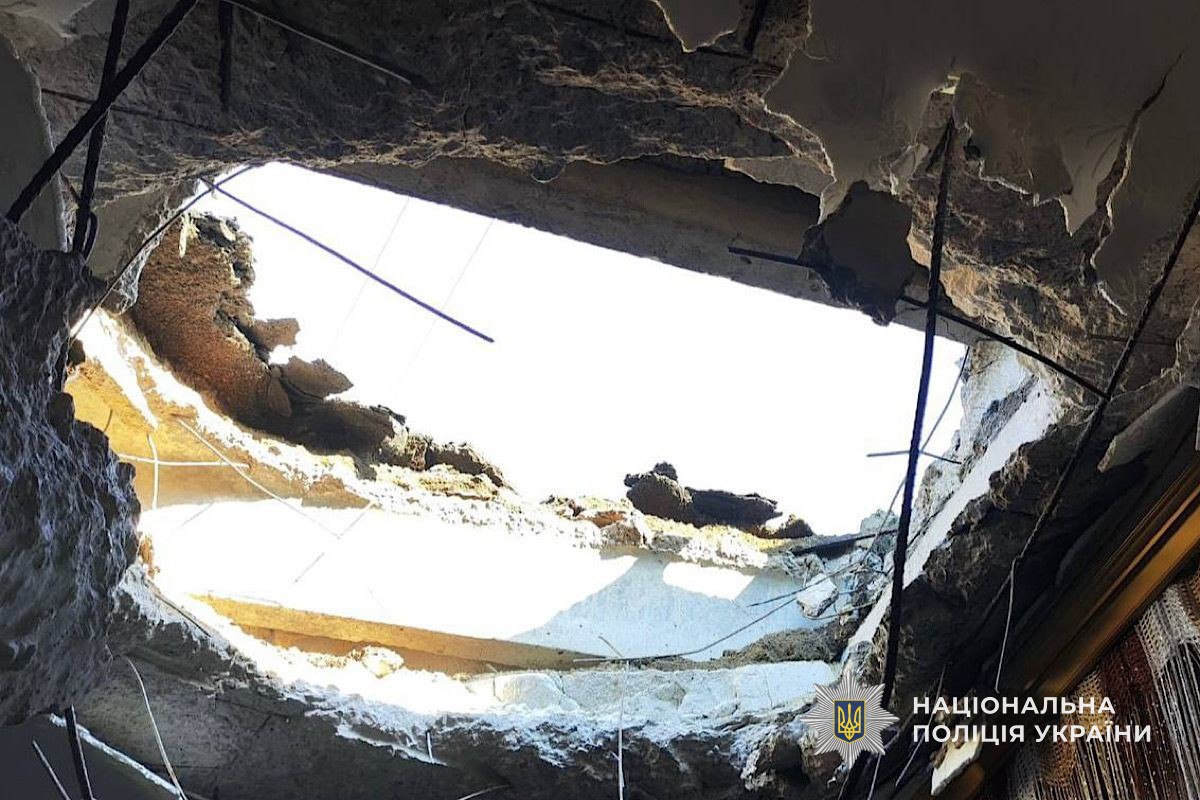 У поліції показали наслідки нічних обстрілів Дніпропетровщини: у Нікополі поранено дитину