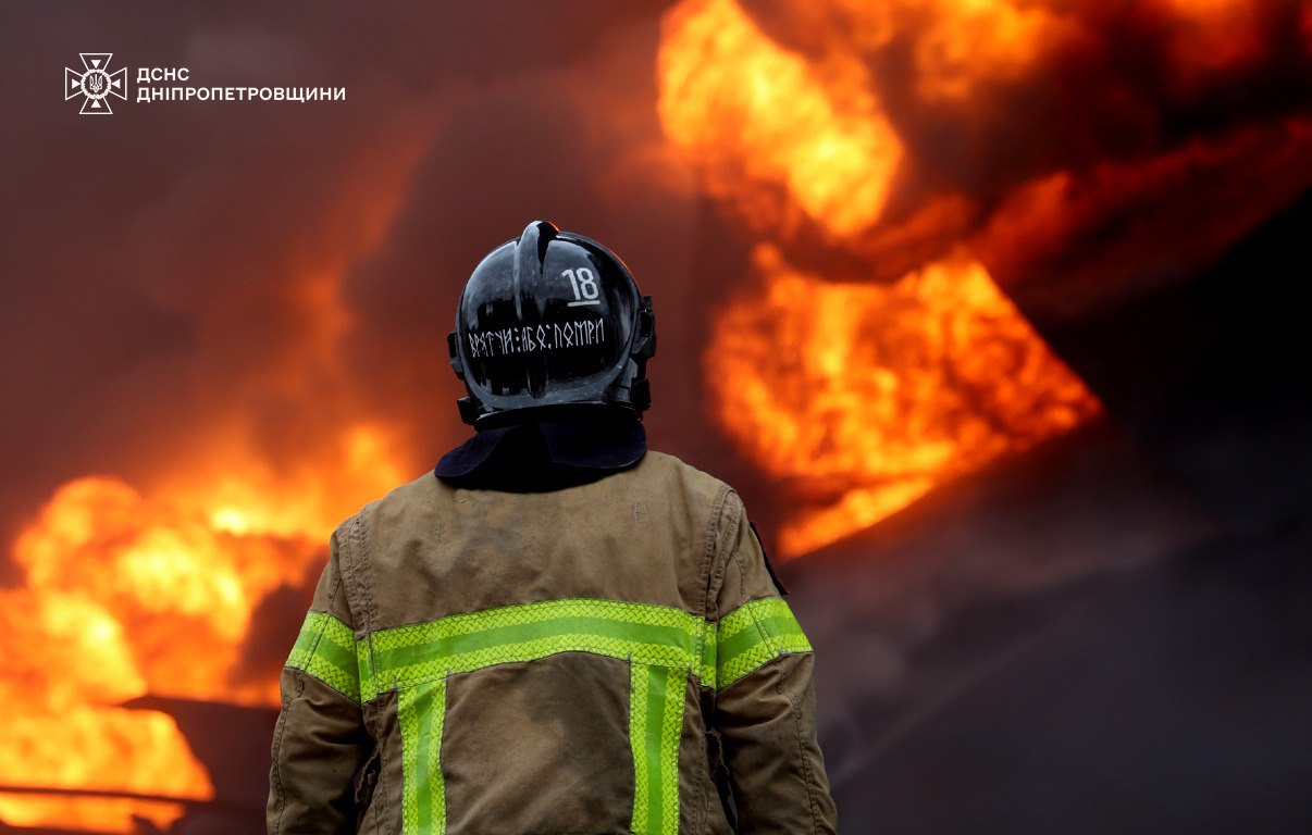 4 доби рятувальники ліквідовували масштабну пожежу, спричинену російською атакою на Дніпропетровщину